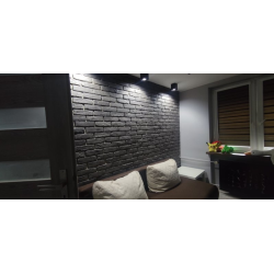 Płytki ceglane w kolorze grafit mocny przepalony, ułożone w salonie