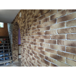 Płytki ceglane od Petraart w kolorze orientalna zmiana. Cegła dekoracyjna ułożona w przedpokoju.