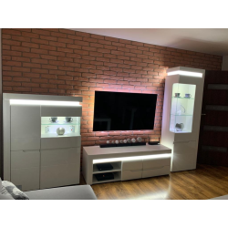 Płytki ceglane ułożone w salonie telewizyjnym, produkt z gipsu od Petraart.