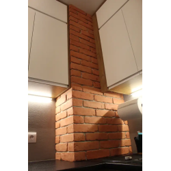 Cegła dekoracyjna ułożona na kominie w kuchni od Petraart.