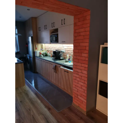 Cegła gipsowa w przejściu między pomieszczeniami, styl loft od Petraart.