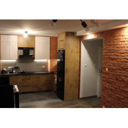 Imitacja cegły z gipsu, widok ułożonego produktu w kuchni.