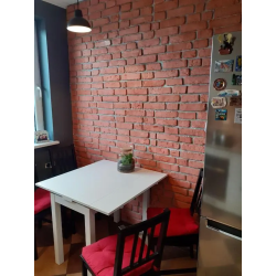 Płytki z gipsu w niewielkiej kuchni od Petraart.