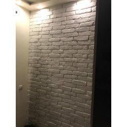 Cegła gipsowa łagodny grafit ułożona w przedpokoju od Petraart.