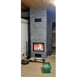 Cegła dekoracyjna w kolorze grafit mocny ułożona na kominku, produkt od Petraart.
