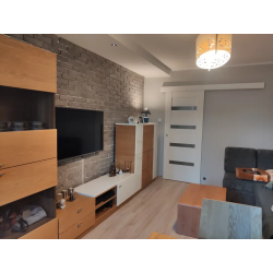 Płytki ceglane w kolorze grafitowy mglisty, ułożone w pokoju dziennym.