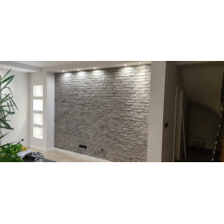 Cegła dekoracyjna ułożona na ścianie w pokoju dziennym, styl loft. produkt od Petraart.