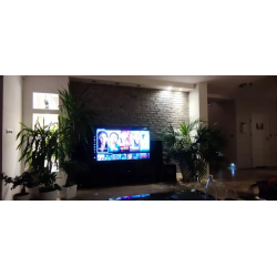 Płytki ceglane grafit marmurkowy ułożone na ścianie w salonie.