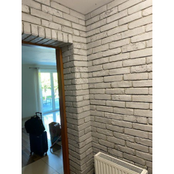 Cegła gipsowa przykład ułożenia w przedpokoju, grafit marmurkowy.