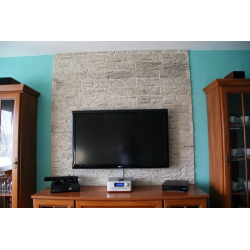 Szare kamienie za telewizorem od Petraart.