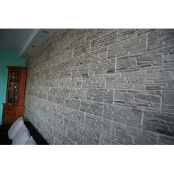 Płytki celtyckie szare przykład ułożenia w pokoju w bloku mieszkalnym.