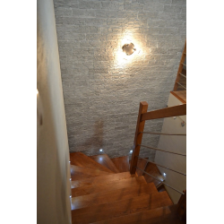 Kamień szary z gipsu ułożony na klatce schodowej od Petraart.