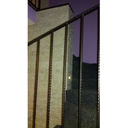 Kamień szary gipsowy na klatce schodowej od Petraart.