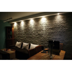 Celtycki kamień gipsowy szary w pokoju z oświetleniem ściennym.