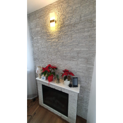 Kamień naturalny szary, płytki ułożone na kominku od Petraart.