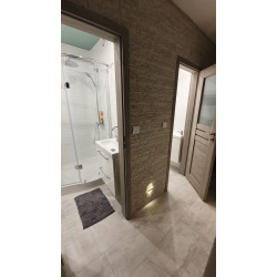 Szare celtyckie kamienie na ścianie w przedpokoju.