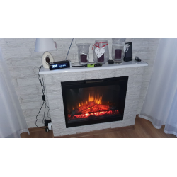 Płytki gipsowe szare ułożone na kominku w salonie.