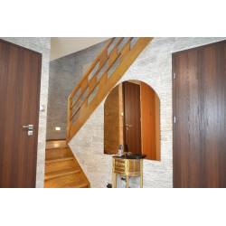 Płytki z gipsu szare ułożone na klatce schodowej.