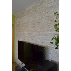 Kamień gipsowy dekoracyjny beżowy z dodatkiem w pokoju.