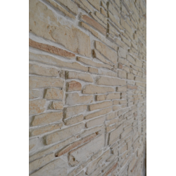 Kamień ozdobny drobny, płytki beżowe z brązowymi dodatkami.