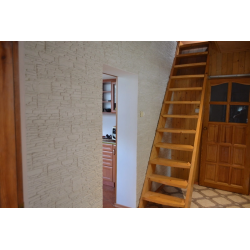 Płytki gipsowe białe ułożone w holu od Petraart