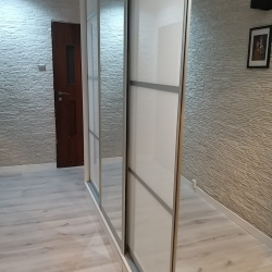 Kamień dekoracyjny celtycki, biały przykład ułożenia w przedpokoju.