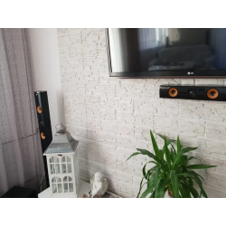 Kamień ozdobny biały widok ściany w pokoju dziennym.