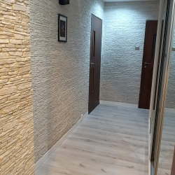 Kamień dekoracyjny biały celtycki ułożony w przedpokoju.