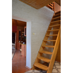 Gipsowe elementy w kolorze białym, ściana w holu.