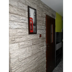 Płytki gipsowe Hamada w kolorze mglisty poranek. Widok przedpokoju.