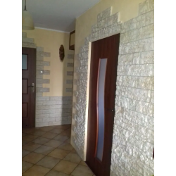 Kamień gipsowy, przykład ułożenia na ścianie w przedpokoju.