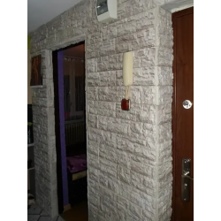 Szare płytki dekoracyjne, widok ściany na przedpokoju od Petraart.