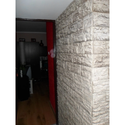 Kamień ozdobny szary na ścianie od Petraart.