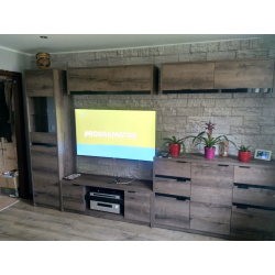 Kamień dekoracyjny szary, ułożony w pokoju dziennym