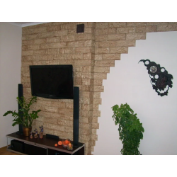 Kamień ozdobny w pokoju dziennym, kolor cień czekolady.