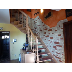 Kamień ozdobny kasztelański ułożony na klatce schodowej.