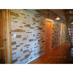 Kamień gipsowy kasztelański ułożony w holu w domu jednorodzinnym.