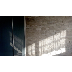 Kamień dekoracyjny kasztelański szary, przykład ułożenia w pokoju.