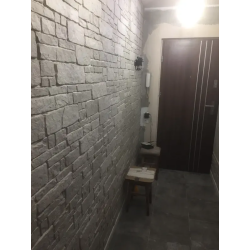 Kamień dekoracyjny kasztelański szary. Ściana w przedpokoju.