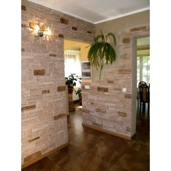 Kamień gipsowy kasztelański ułożony w przedpokoju.