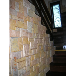 Kamień ozdobny. Kolor złota jesień ułożony na klatce schodowej.