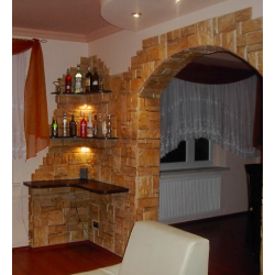 Kamień gipsowy mozaikowy. Przykład ułożenia w salonie.