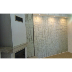 Kamień mozaikowy jasny beż, ułożony w salonie.