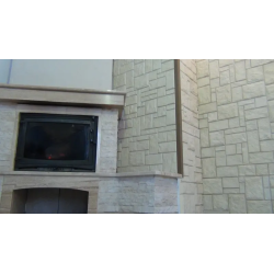 Kamień dekoracyjny mozaikowy na ścianie przy kominku.