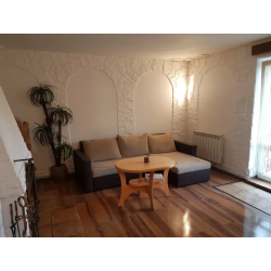 Kamień ozdobny dekoracyjny biały w salonie imitacja łuków.