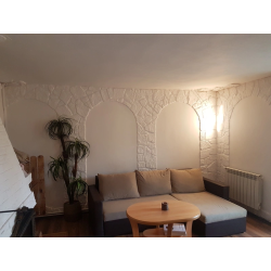 Płytki ozdobne białe w pokoju dziennym.