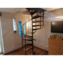 Kamień dekoracyjny biały w saloniku, przy schodach od Petraart.