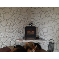 Kamień gipsowy biały na ścianie przy kominku.