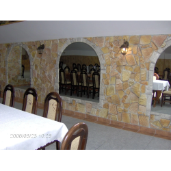 Kamień ozdobny, przykład ułożenia w domu weselnym.