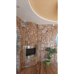 Kamień ozdobny naturalny, bordowa fuga. Salon z kominkiem. Kolor brązowy. Petraart